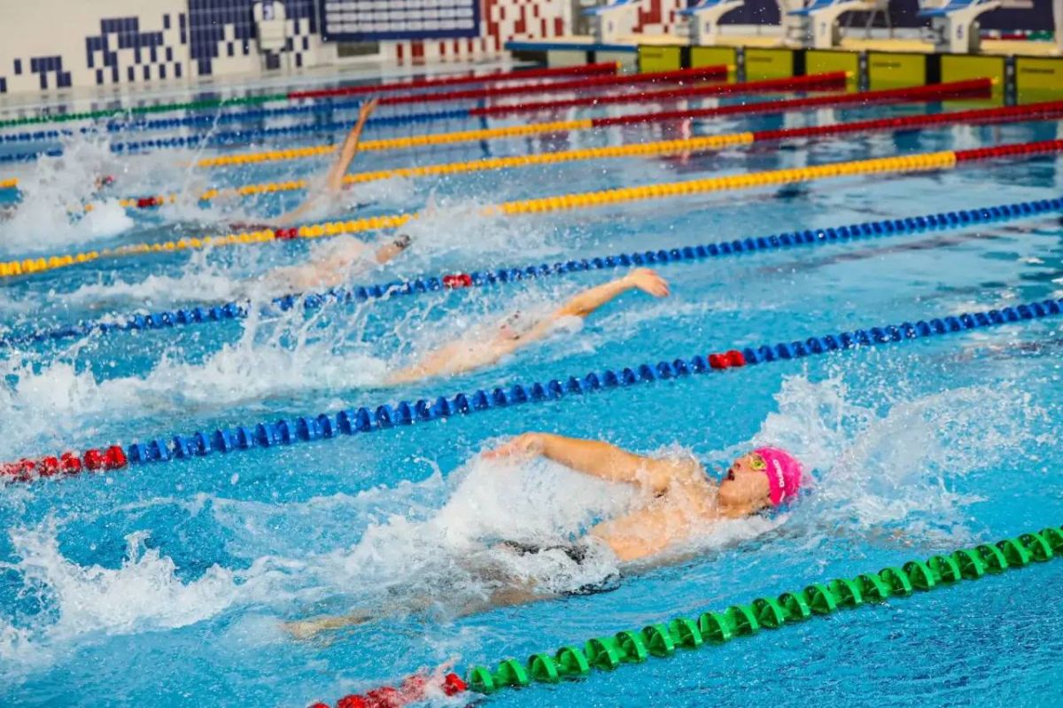 Около 200 пловцов сражаются за звание сильнейших на региональном чемпионате Около 200 пловцов сражаются за звание сильнейших на региональном чемпионате