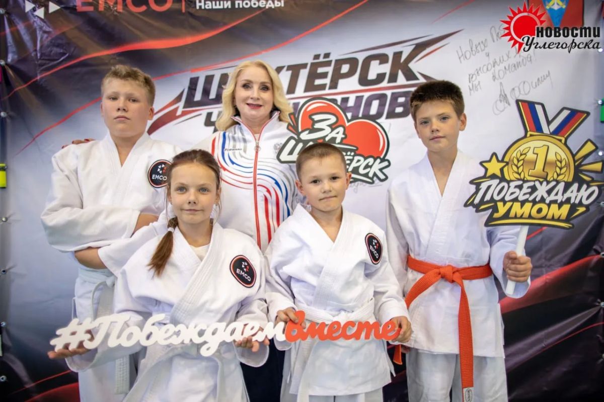 Юные спортсмены Углегорского района получили новую форму от ВГК Юные спортсмены Углегорского района получили новую форму от ВГК