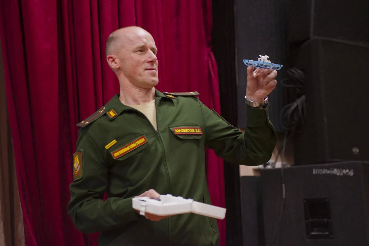 Военные навыки — в мирную жизнь: ветеран СВО рассказал студентам СахГУ о занятиях по БПЛА
