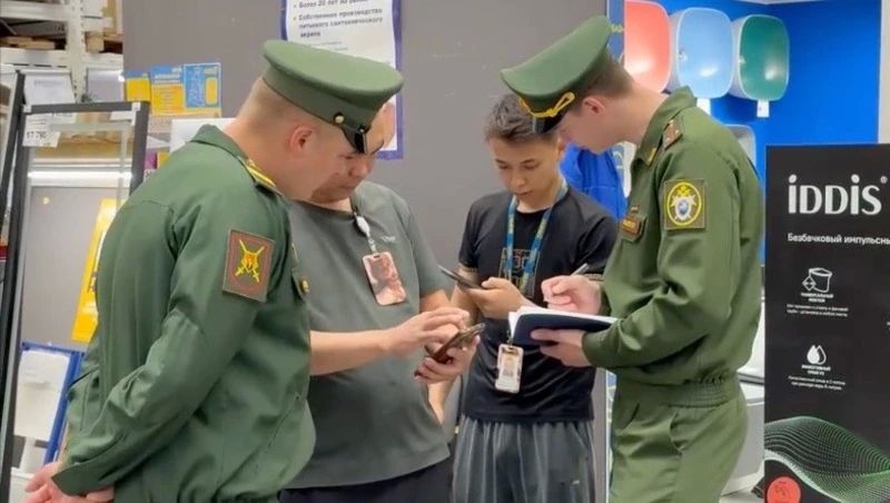 В Южно-Сахалинске силовики проверили новых граждан РФ в торговом центре