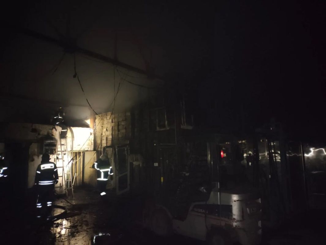 Кровельный пожар тушили в Поронайске Кровельный пожар тушили в Поронайске