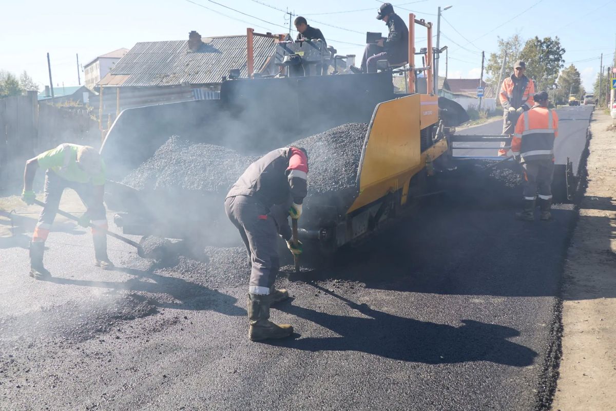 Во Владимировке продолжается асфальтирование улицы Кирпичной Во Владимировке продолжается асфальтирование улицы Кирпичной