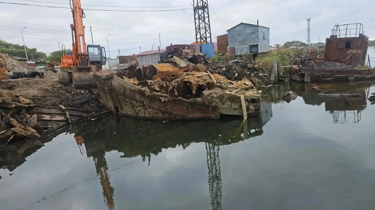 В Томаринском районе из акватории подняли пять затонувших судов