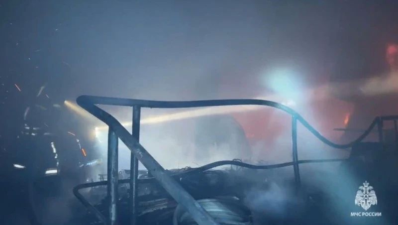 Пожар на мебельном складе в Южно-Сахалинске полностью потушили