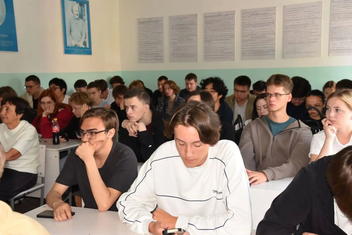 Более 850 студентов сахалинских вузов, колледжей и техникумов прокачали свои навыки в управлении деньгами и кибербезопасности Более 850 студентов сахалинских вузов, колледжей и техникумов прокачали свои навыки в управлении деньгами и кибербезопасности
