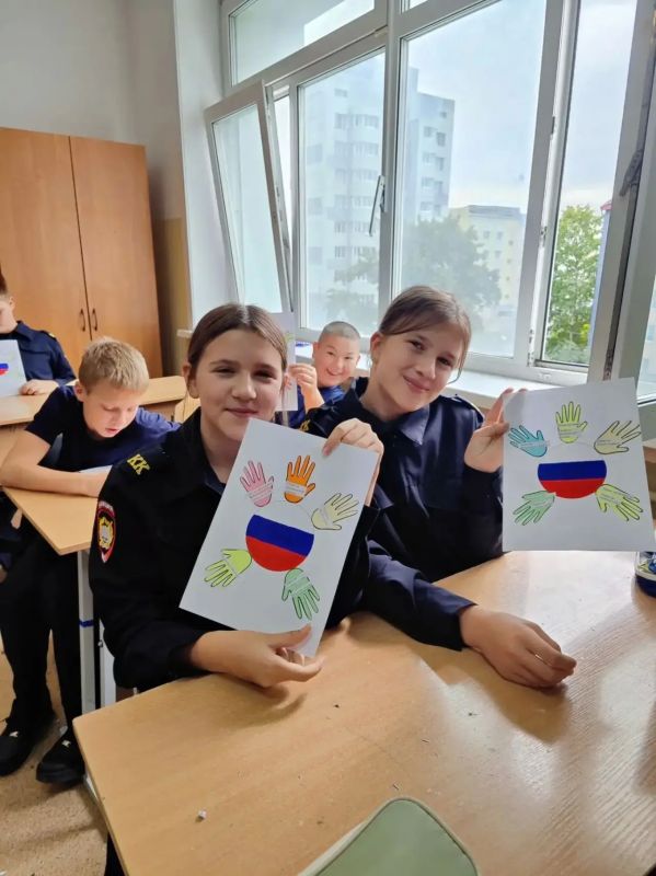 Патриотическое воспитание и правовая грамотность: в школе №8 им. генерал-лейтенанта В.Г. Асапова состоялось тематическое занятие на тему Конституции РФ Патриотическое воспитание и правовая грамотность: в школе №8 им. генерал-лейтенанта В.Г. Асапова состоялось тематическое занятие на тему Конституции РФ