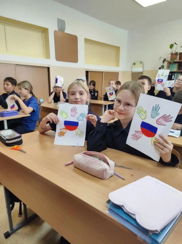 Патриотическое воспитание и правовая грамотность: в школе №8 им. генерал-лейтенанта В.Г. Асапова состоялось тематическое занятие на тему Конституции РФ Патриотическое воспитание и правовая грамотность: в школе №8 им. генерал-лейтенанта В.Г. Асапова состоялось тематическое занятие на тему Конституции РФ