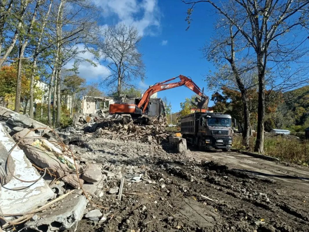 В селе Быков начался долгожданный снос трех аварийных домов