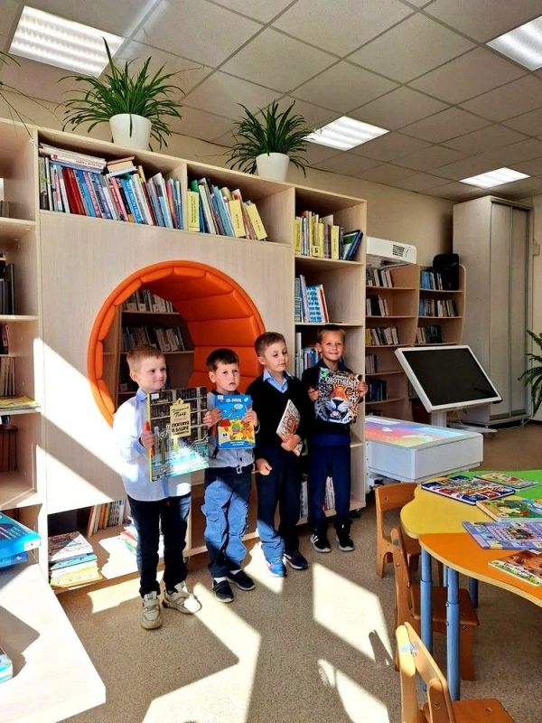 Молодёжненская сельская библиотека Тымовской ЦБС провела ознакомительную экскурсию «Волшебная страна — библиотека» для первоклассников, цель которой — познакомить детей с библиотечным пространством и привить интерес к чтению Молодёжненская сельская библиотека Тымовской ЦБС провела ознакомительную экскурсию «Волшебная страна — библиотека» для первоклассников, цель которой — познакомить детей с библиотечным пространством и привить интерес к чтению