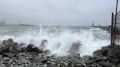 Видео: на Сахалине всю ночь в неспокойном море искали тело ребенка