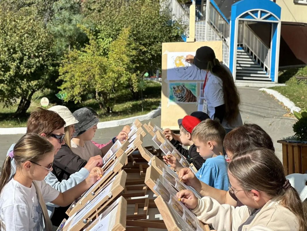 В Сахалинском зооботаническом парке прошел творческий мастер-класс «Амурский тигр: этюд с характером» в рамках совместного проекта «Этюды у вольера» Музейно-мемориального комплекса «Победа» и зооботанического парка В Сахалинском зооботаническом парке прошел творческий мастер-класс «Амурский тигр: этюд с характером» в рамках совместного проекта «Этюды у вольера» Музейно-мемориального комплекса «Победа» и зооботанического парка