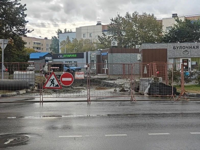 В 11-м мкр Южно-Сахалинска перекрыли внутриквартальный проезд