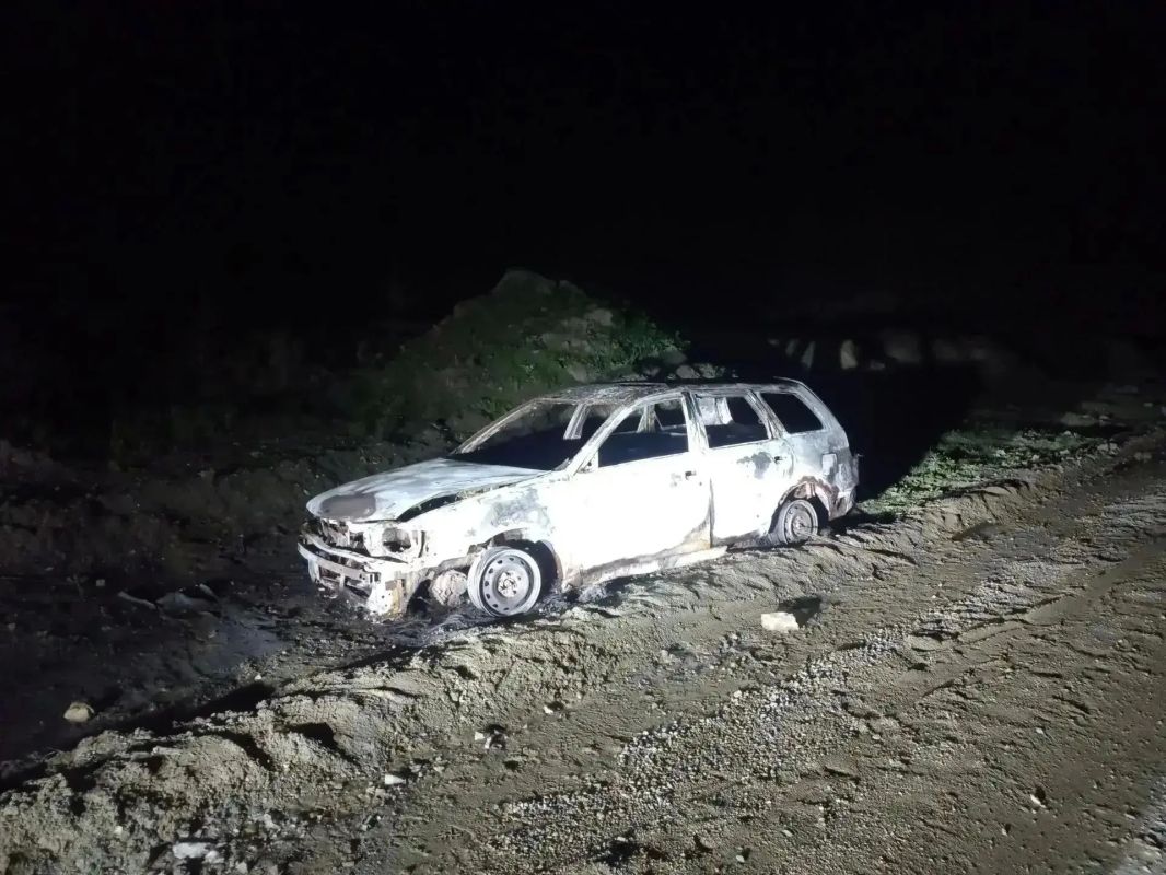 На автодороге Корсаков — Новиково загорелся заброшенный автомобиль