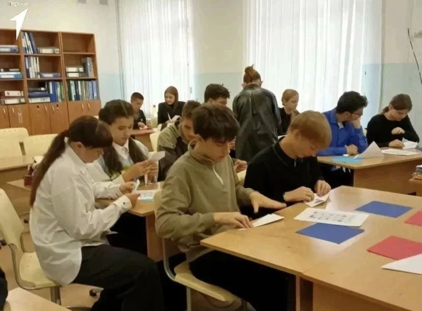 Мастерство и вдохновение!. Двери школы №7 открылись для особенной гостьи — Елены Перминовой, специалиста местного отделения Движения Первых Охинского района