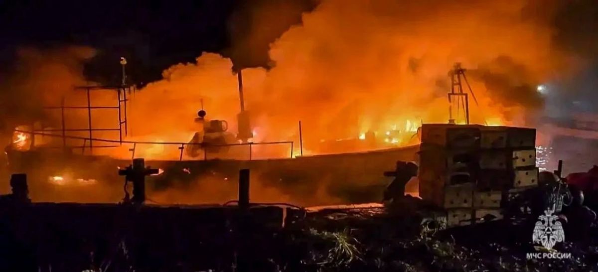 Рыбацкая лодка загорелась в Холмске Сахалинской области