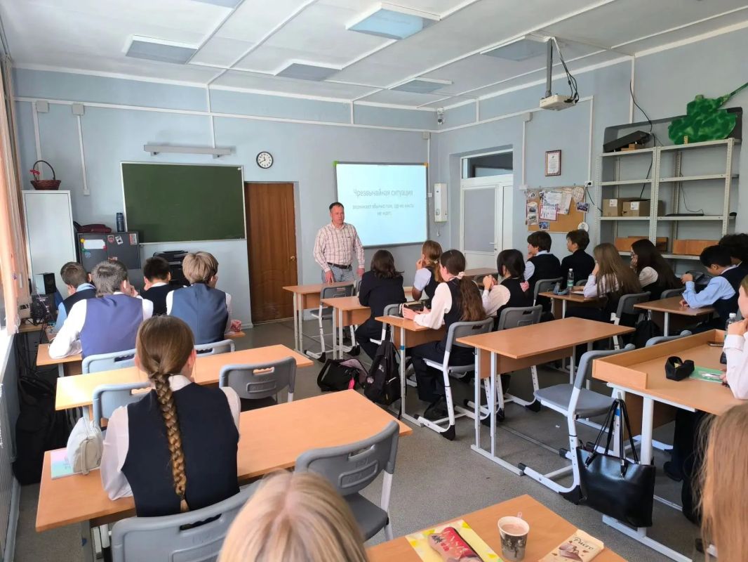 Преподаватели УМЦ провели в Лицее №1 урок безопасности ко Дню гражданской обороны Преподаватели УМЦ провели в Лицее №1 урок безопасности ко Дню гражданской обороны