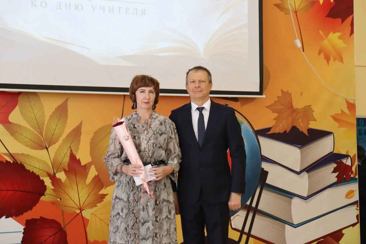 В школе № 8 прошла церемония награждения педагогов, приуроченная ко Дню учителя В школе № 8 прошла церемония награждения педагогов, приуроченная ко Дню учителя