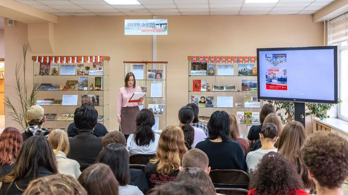 В СахОУНБ им. Н.А. Тарасова открылась выставка «Книжный мост: навстречу друг другу», посвящённая отношениям России и КНДР В СахОУНБ им. Н.А. Тарасова открылась выставка «Книжный мост: навстречу друг другу», посвящённая отношениям России и КНДР