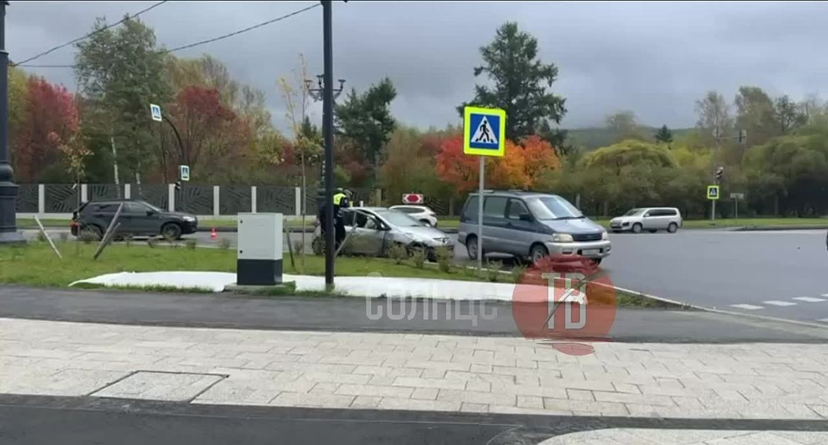 Машину отбросило на территорию сквера
