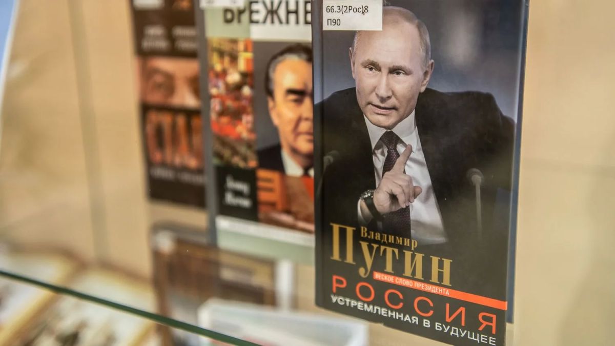В СахОУНБ им. Н.А. Тарасова открылась выставка «Книжный мост: навстречу друг другу», посвящённая отношениям России и КНДР В СахОУНБ им. Н.А. Тарасова открылась выставка «Книжный мост: навстречу друг другу», посвящённая отношениям России и КНДР