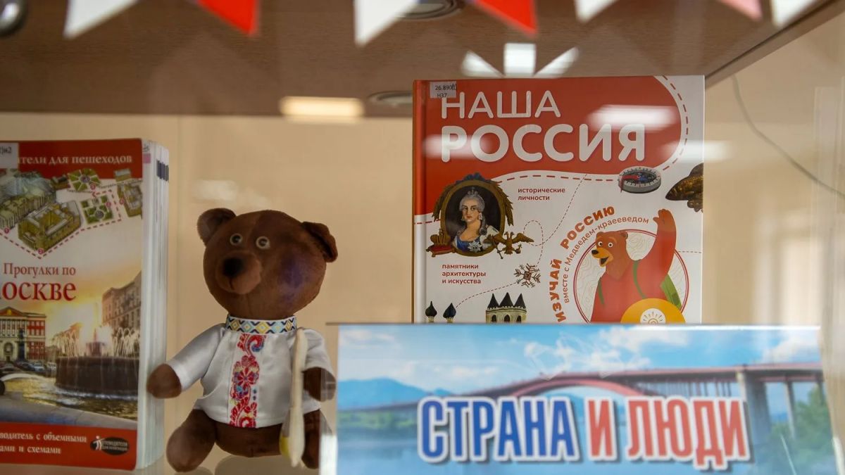 В СахОУНБ им. Н.А. Тарасова открылась выставка «Книжный мост: навстречу друг другу», посвящённая отношениям России и КНДР В СахОУНБ им. Н.А. Тарасова открылась выставка «Книжный мост: навстречу друг другу», посвящённая отношениям России и КНДР