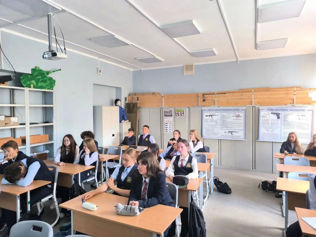 Преподаватели УМЦ провели в Лицее №1 урок безопасности ко Дню гражданской обороны Преподаватели УМЦ провели в Лицее №1 урок безопасности ко Дню гражданской обороны