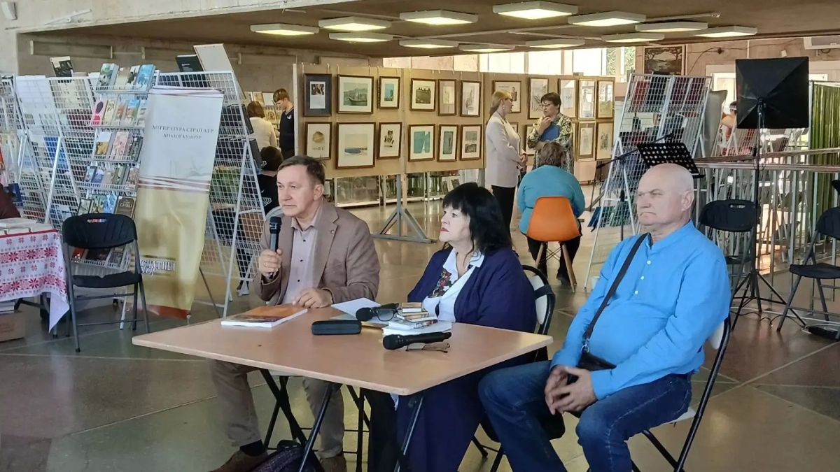 На XXVII Дальневосточной книжной выставке-ярмарке «Печатный двор» рассказали о сахалинской литературе На XXVII Дальневосточной книжной выставке-ярмарке «Печатный двор» рассказали о сахалинской литературе