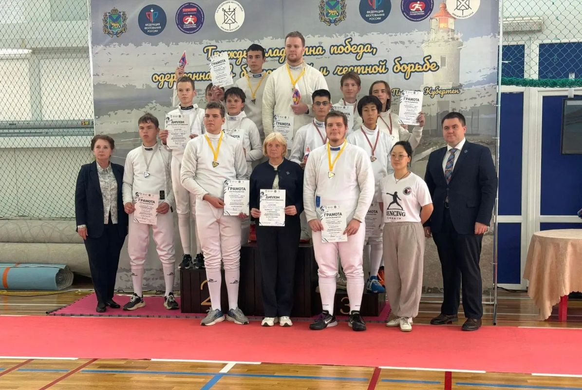 Сахалинцы – призеры чемпионата ДФО по фехтованию Сахалинцы – призеры чемпионата ДФО по фехтованию