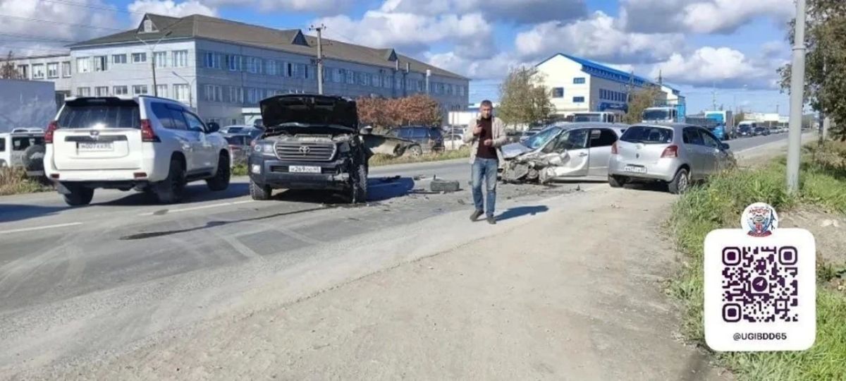 Тройное ДТП в ЮжноСахалинске: Toyota Land Cruiser стала причиной аварии