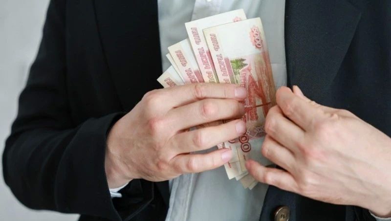 Сахалинского чиновника поймали на взятках в 6 млн рублей от рыбопромышленников