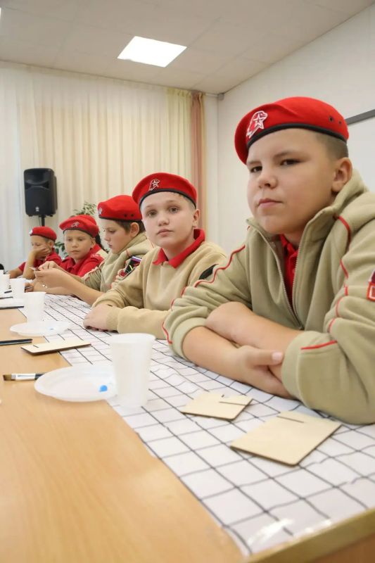 Экскурсию и мастер-класс для юнармейцев провёл сахалинский художник Максим Дернов Экскурсию и мастер-класс для юнармейцев провёл сахалинский художник Максим Дернов