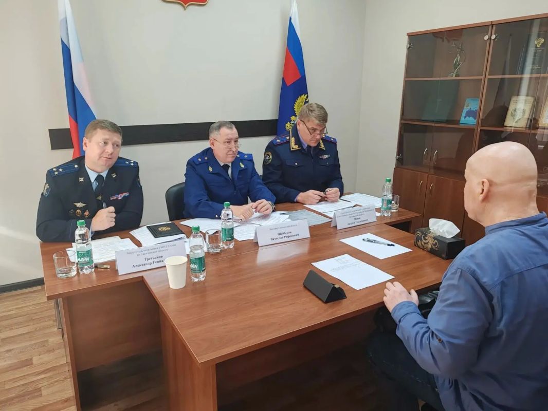 Прокурор Сахалинской области Вячеслав Шайбеков, руководитель Следственного управления Следственного комитета России по Сахалинской области Андрей Исаев и заместитель начальника — начальник СУ УМВД России по Сахалинской... Прокурор Сахалинской области Вячеслав Шайбеков, руководитель Следственного управления Следственного комитета России по Сахалинской области Андрей Исаев и заместитель начальника — начальник СУ УМВД России по Сахалинской...