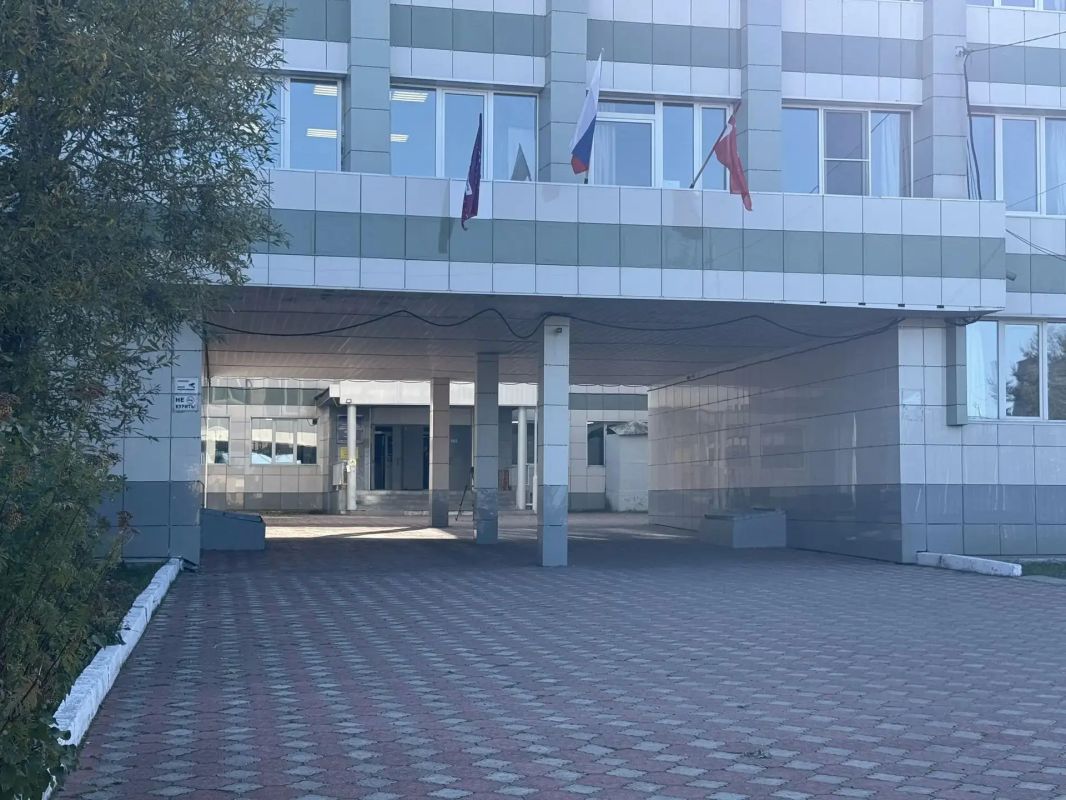 Пожарных со всего Холмского района привлекли для тушения учебного возгорания в одной из школ районного центра Пожарных со всего Холмского района привлекли для тушения учебного возгорания в одной из школ районного центра