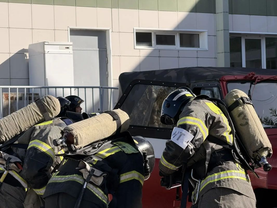 Пожарных со всего Холмского района привлекли для тушения учебного возгорания в одной из школ районного центра Пожарных со всего Холмского района привлекли для тушения учебного возгорания в одной из школ районного центра