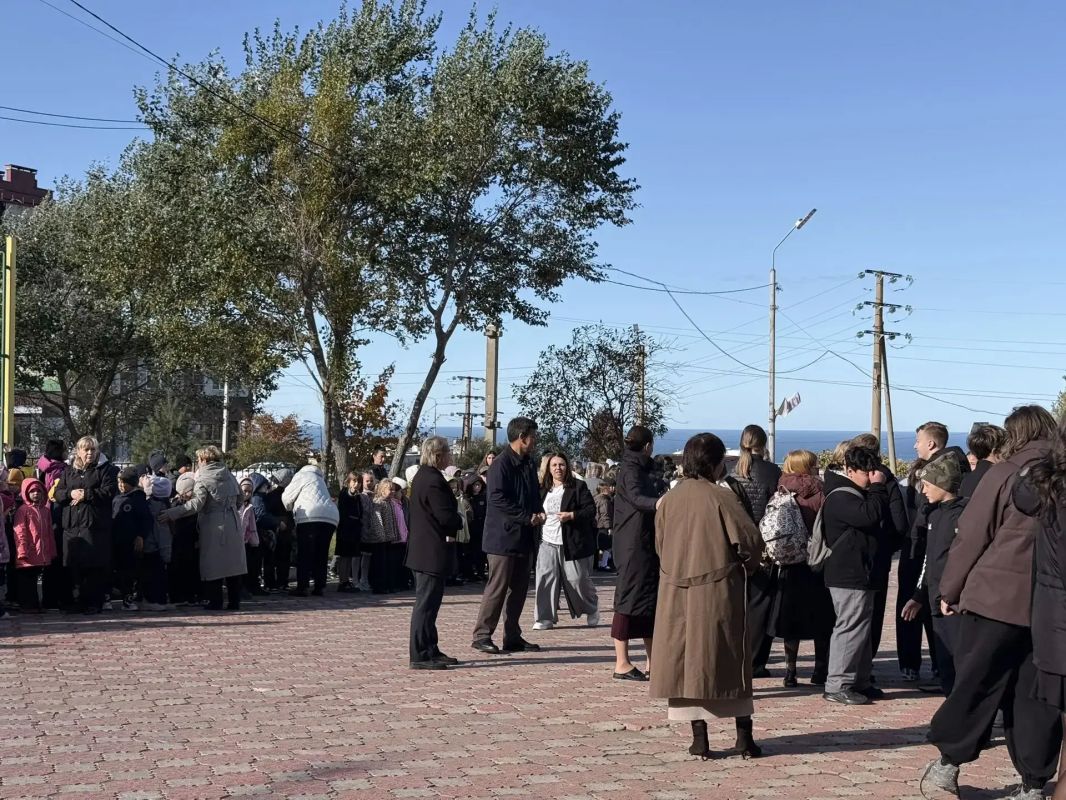 Пожарных со всего Холмского района привлекли для тушения учебного возгорания в одной из школ районного центра