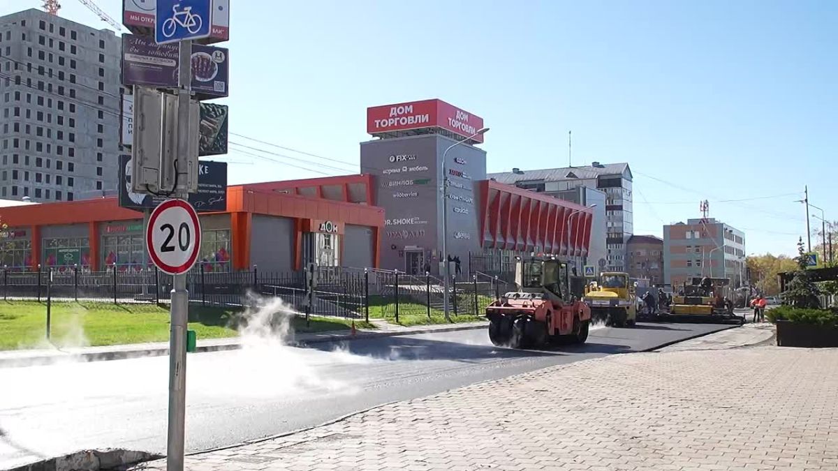 Дорожные службы укладывают новый асфальт в районе «Дома торговли»