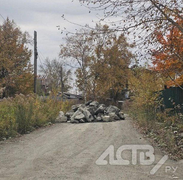 Неизвестный бросил вызов мэрии Южно-Сахалинска: он в третий раз перегораживает дорогу