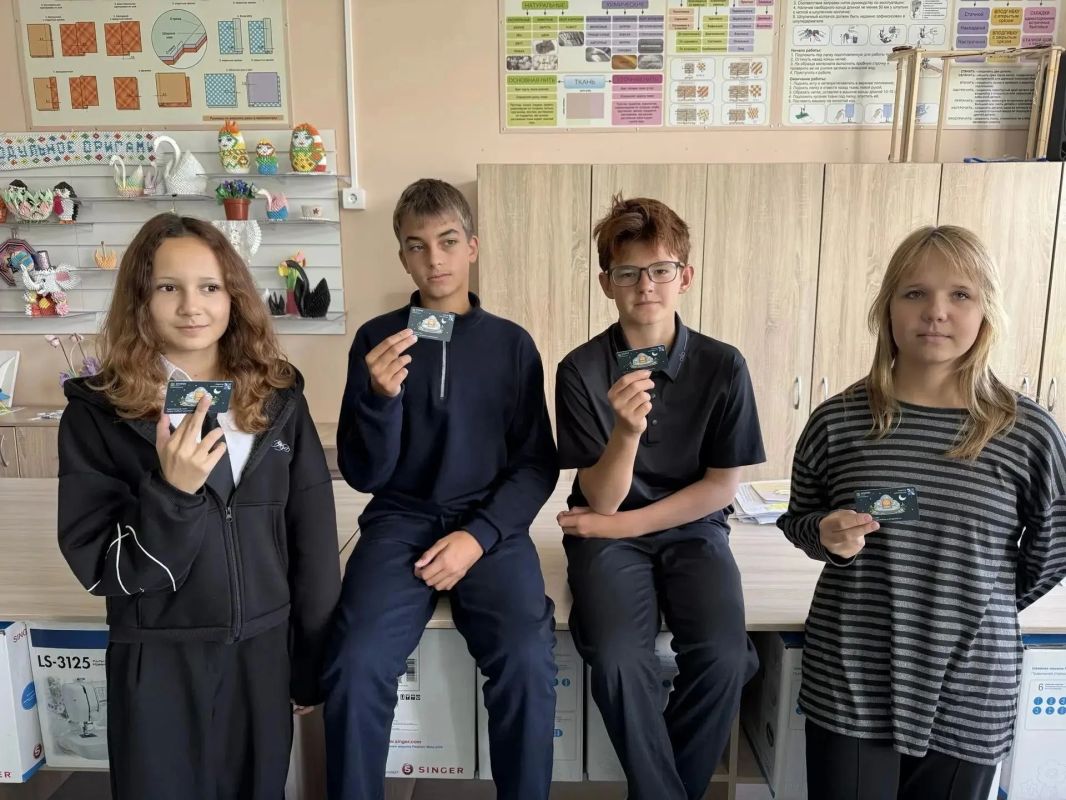 Школьникам Курильска выдали «Карту школьника»