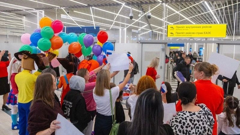 Как встречали островную «Семью года» в аэропорту Южно-Сахалинска: фото и видео Как встречали островную «Семью года» в аэропорту Южно-Сахалинска: фото и видео