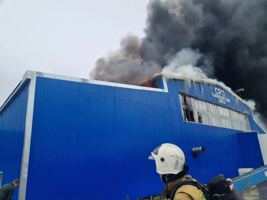 На острове Шикотан ликвидировали пожар на судоремонтном предприятии На острове Шикотан ликвидировали пожар на судоремонтном предприятии