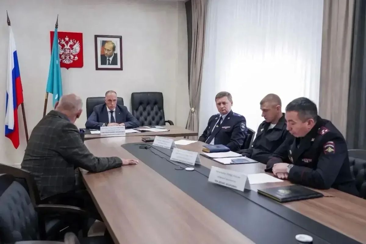 Начальник УМВД России по Сахалинской области Владимир Арбузов провёл приём граждан в приемной Президента Российской Федерации по Сахалинской области Начальник УМВД России по Сахалинской области Владимир Арбузов провёл приём граждан в приемной Президента Российской Федерации по Сахалинской области