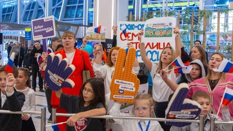 Как встречали островную «Семью года» в аэропорту Южно-Сахалинска: фото и видео Как встречали островную «Семью года» в аэропорту Южно-Сахалинска: фото и видео