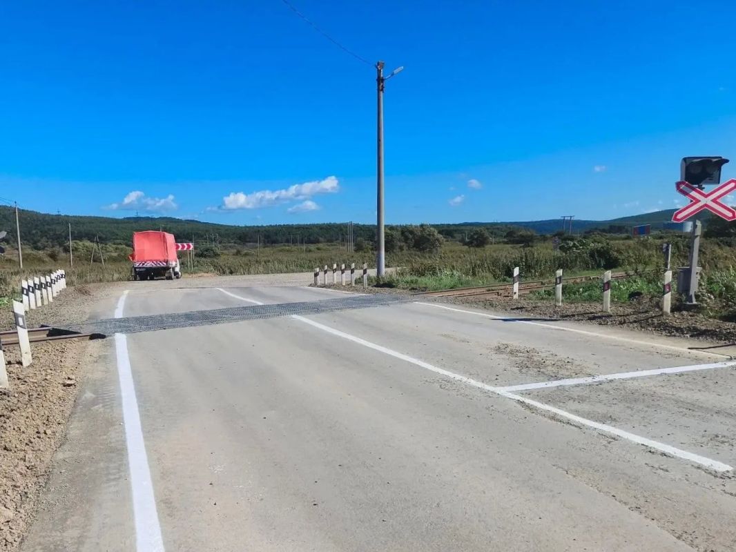 На региональных автодорогах Сахалина обустроили подходы к трем железнодорожным переездам На региональных автодорогах Сахалина обустроили подходы к трем железнодорожным переездам