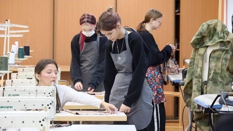 Сахалинские студенты шьют для бойцов, пекут пироги и отправляют посылки в зону СВО Сахалинские студенты шьют для бойцов, пекут пироги и отправляют посылки в зону СВО