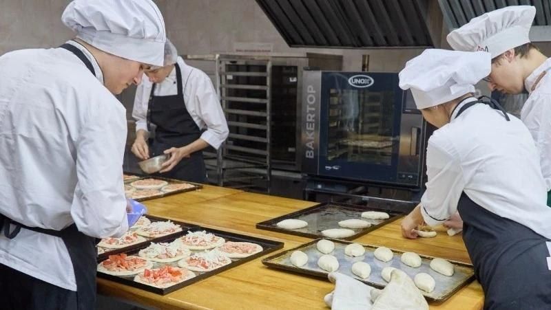 Сахалинские студенты шьют для бойцов, пекут пироги и отправляют посылки в зону СВО Сахалинские студенты шьют для бойцов, пекут пироги и отправляют посылки в зону СВО