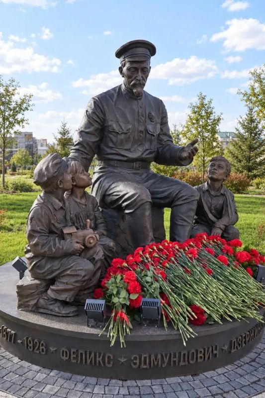 Памятник Дзержинскому открыли в Южно-Сахалинске Памятник Дзержинскому открыли в Южно-Сахалинске