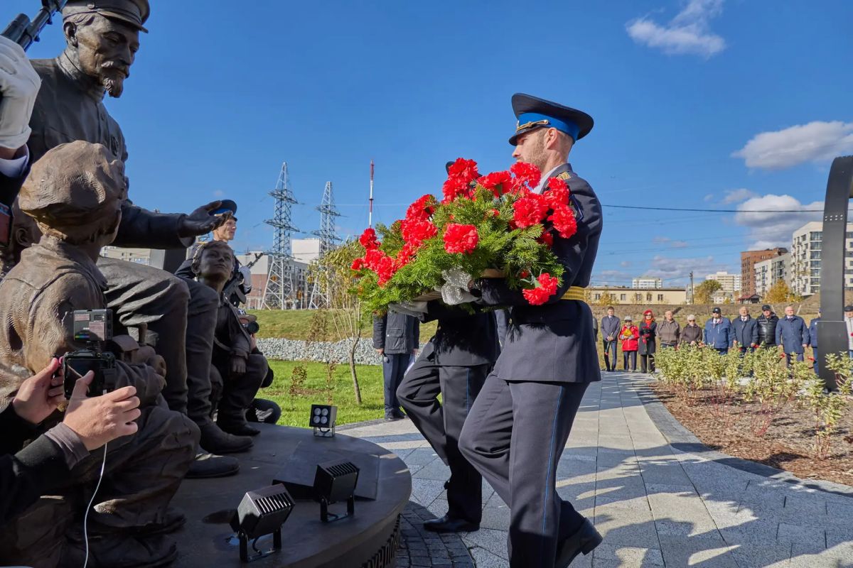 В Южно-Сахалинске открыли памятник Феликсу Дзержинскому В Южно-Сахалинске открыли памятник Феликсу Дзержинскому