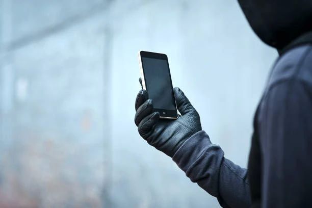 В Аниве полицейские раскрыли кражу мобильного телефона
