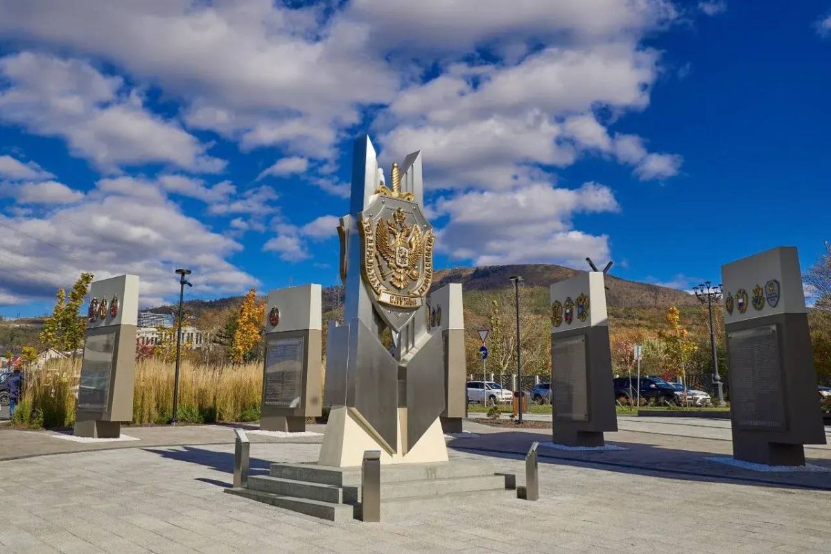 Памятник Дзержинскому открыли в Южно-Сахалинске Памятник Дзержинскому открыли в Южно-Сахалинске