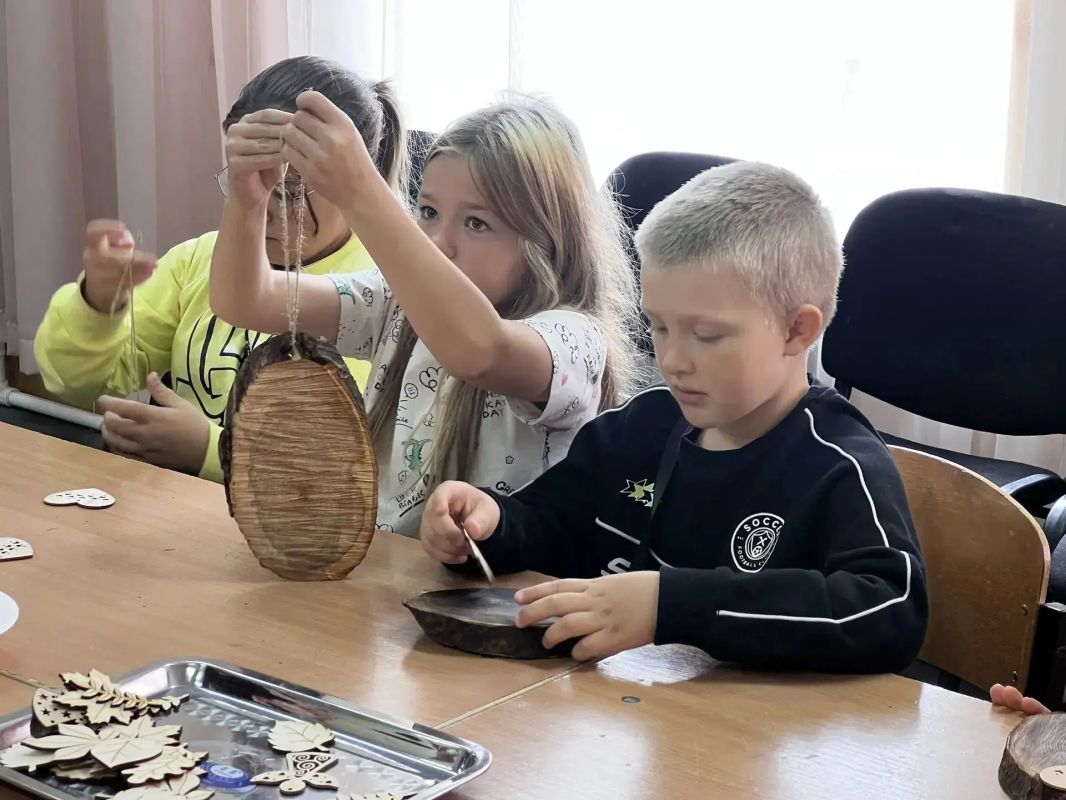 Подарок папе. В канун Дня отца в филиале Рейдовского клуба Курильской ЦКС кипела настоящая работа! Специально для любимых пап прошел самый уютный и душевный мастер-класс по изготовлению ключниц на деревянных спилах Подарок папе. В канун Дня отца в филиале Рейдовского клуба Курильской ЦКС кипела настоящая работа! Специально для любимых пап прошел самый уютный и душевный мастер-класс по изготовлению ключниц на деревянных спилах